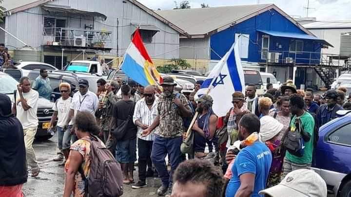 KariOdermann's tweet photo. Unrest in the #SolomonIslands rightmost and a #Israeli flag is showing up at #Protests. Locals and internationals equally puzzled- anyone got an explanation?
#Israel https://t.co/0h1SJRlybO