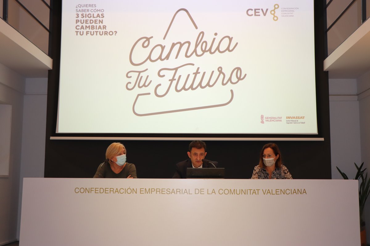 📰La #CEV presenta una campaña para concienciar sobre la prevención de riesgos laborales #PRL entre los alumnos de #FP 👷‍♀️📲

👥La iniciativa ha sido expuesta hoy a los representantes de los centros de formación profesional de la #ComunitatValenciana

📎 bit.ly/3cKsGJ8