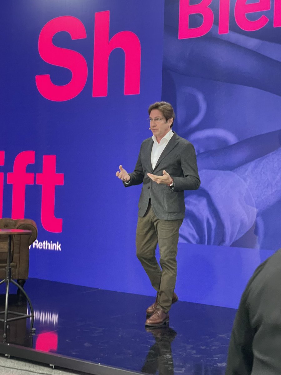 Descubriendo  #ShiftbyPHDb el nuevo libro de <a href="/PHDSpain/">PHD Media Spain</a> que nos desvela las claves del marketing en este momento de cambio y disrupción. Marketing, un valor diferencial <a href="/joanjordivs/">Joan Jordi Vallverdu</a> <a href="/SandraSoteloS/">Sandra Sotelo</a>