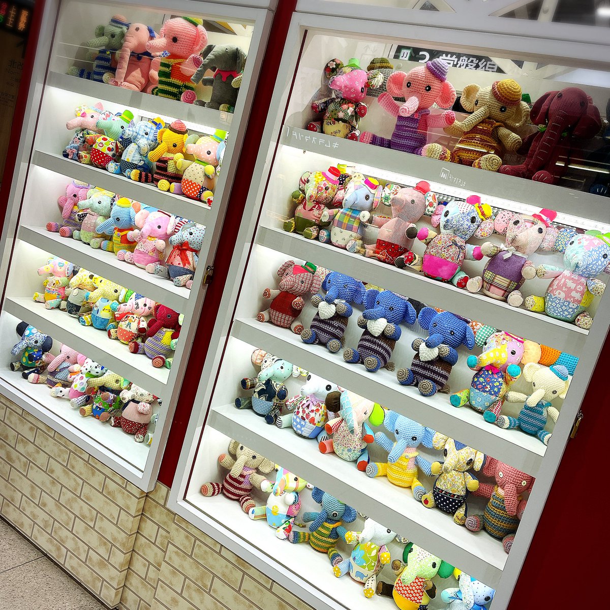 insomnia_knit's tweet photo. 日暮里駅で展示してた。
パッチワークの型紙、編み図はフェリシモで販売してるみたいです。
作成したぬいぐるみを海外の子供たちに贈るプロジェクトらしい。
#ハッピートイズ https://t.co/aoLiMpa7qr