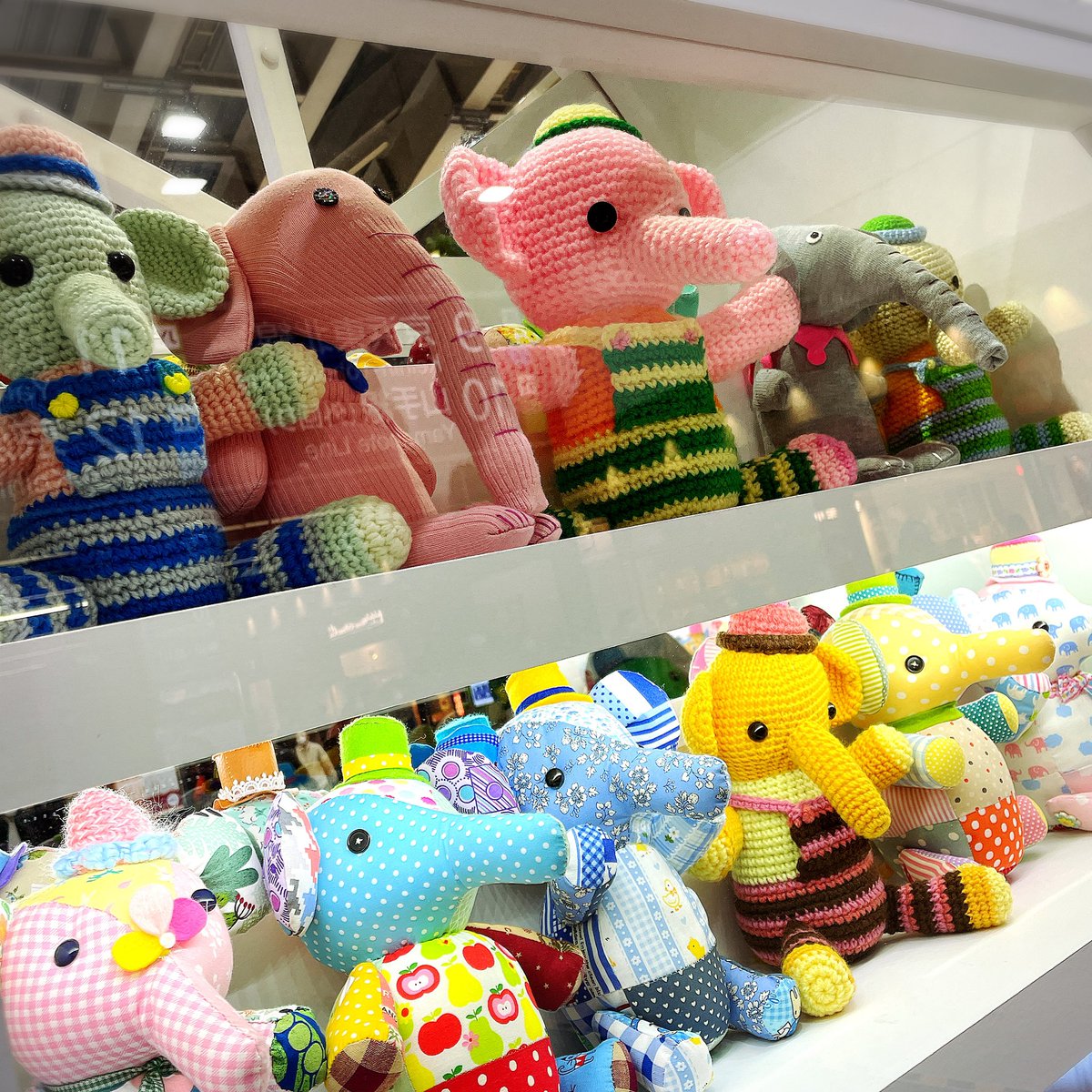 insomnia_knit's tweet photo. 日暮里駅で展示してた。
パッチワークの型紙、編み図はフェリシモで販売してるみたいです。
作成したぬいぐるみを海外の子供たちに贈るプロジェクトらしい。
#ハッピートイズ https://t.co/aoLiMpa7qr
