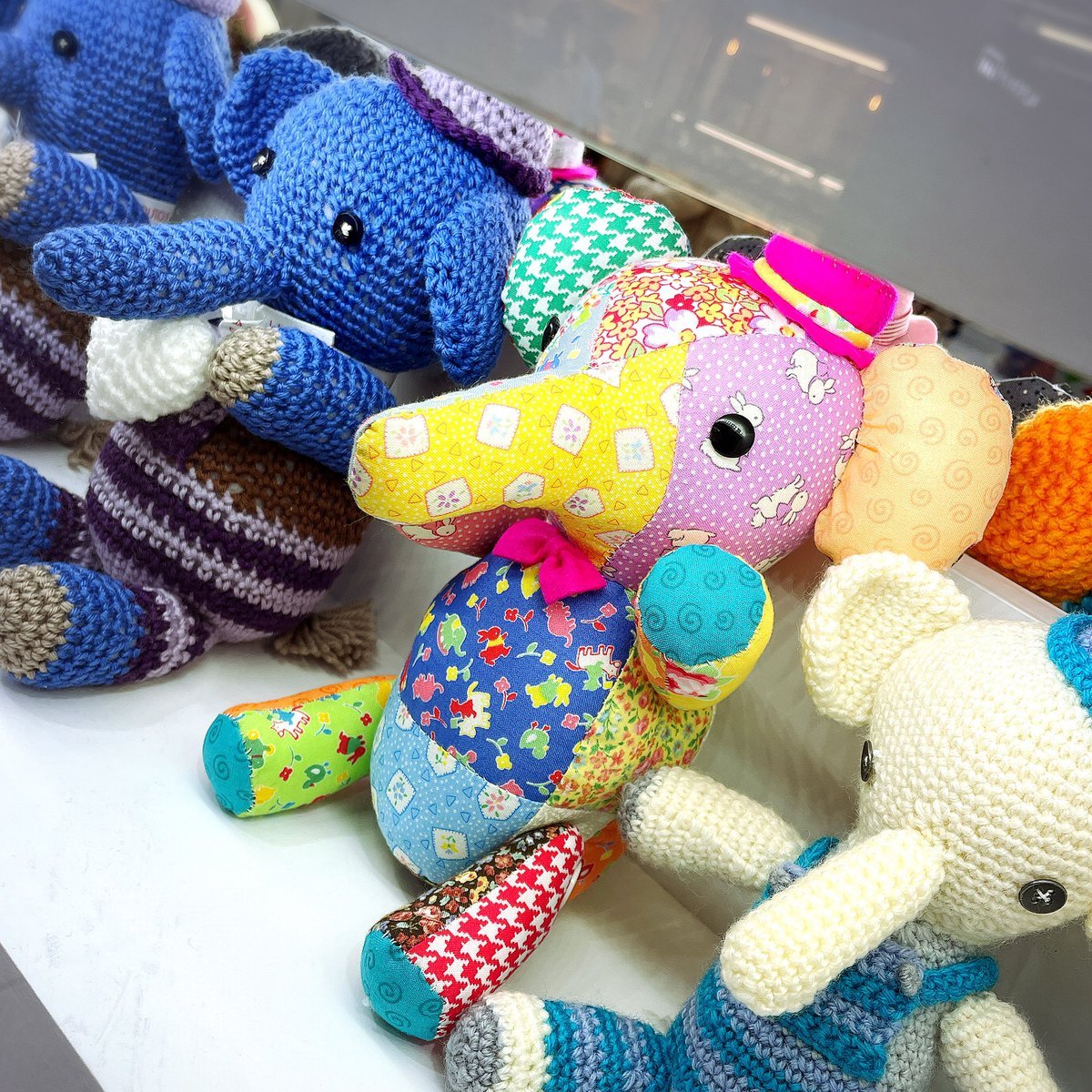 insomnia_knit's tweet photo. 日暮里駅で展示してた。
パッチワークの型紙、編み図はフェリシモで販売してるみたいです。
作成したぬいぐるみを海外の子供たちに贈るプロジェクトらしい。
#ハッピートイズ https://t.co/aoLiMpa7qr