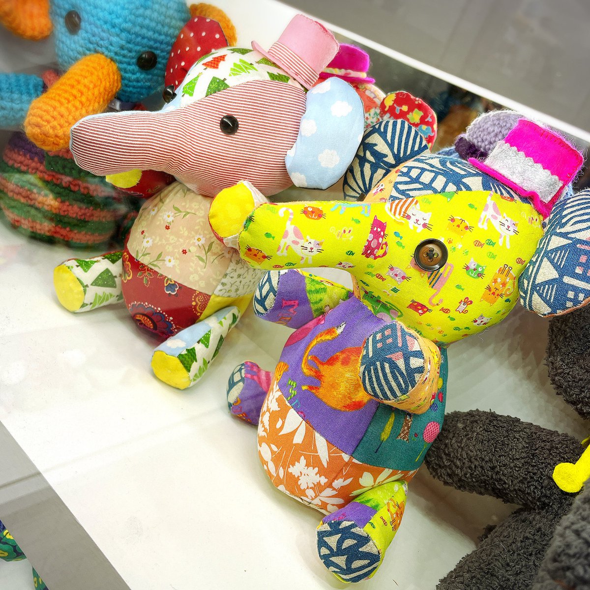 insomnia_knit's tweet photo. 日暮里駅で展示してた。
パッチワークの型紙、編み図はフェリシモで販売してるみたいです。
作成したぬいぐるみを海外の子供たちに贈るプロジェクトらしい。
#ハッピートイズ https://t.co/aoLiMpa7qr