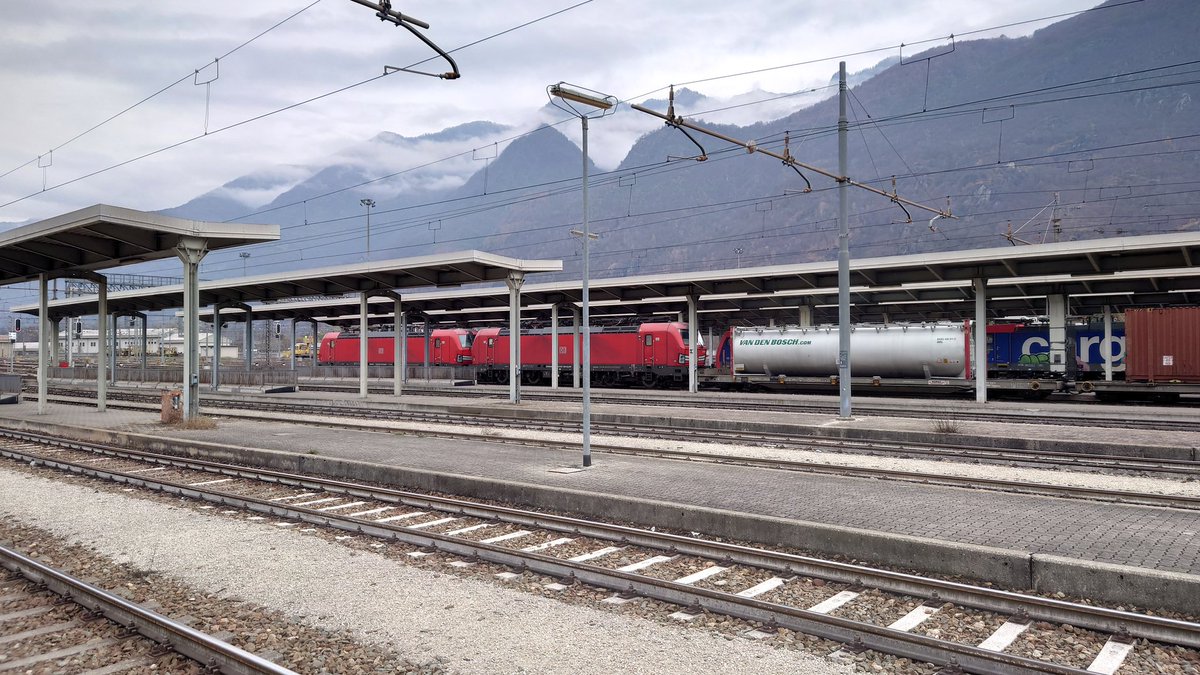 TWeinlein's tweet photo. Guten Morgen aus #CH:DO2 🙋

Dann wecken wir mal die beiden Herren auf 😏

Gleich sollte der verspätete #Tonerde Zug noch kommen - diesen #Schiebelok #BR185 flanschen wie noch vorne drauf - in #CH:SP kommt die wieder runter.

#Vectron #Cargo #Lokführer #BR193 #Doppeltraktion https://t.co/ba1ogC8tHB