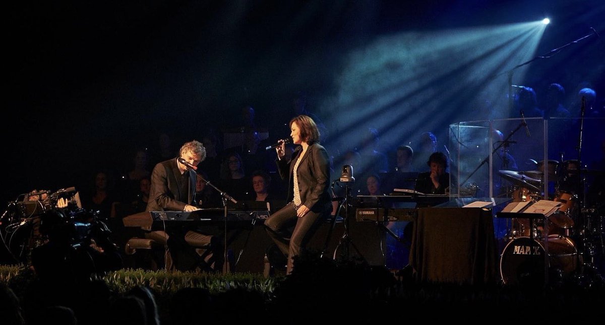 Een herinnering van de Mierlo Proms 2015 op FB. En wat toevallig, nu Adele weer helemaal ’back’ is. Hier deden Wiljan van Gerven en ik namelijk een duet van haar en Paul: Make you feel my love / Zo puur kan liefde zijn. 🥰 Ook in mijn repertoire. Optreden: youtu.be/9G6Q8EspzY0