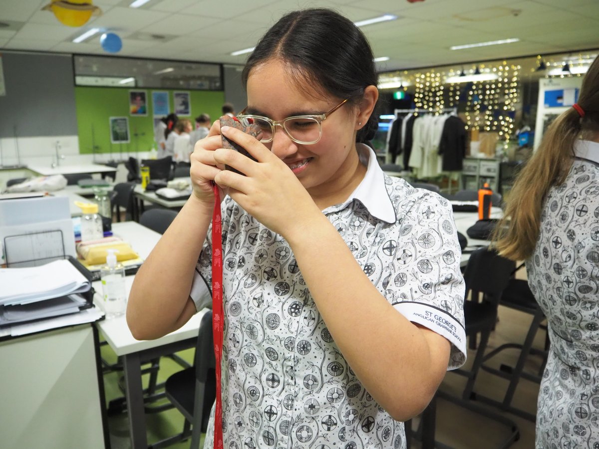 EarthScienceWA's tweet image. We headed into the centre of Perth today to visit the students at St George's Anglican Grammar School. The Year 8 students tested their geology skills, using hand lenses to assist with rock classification.  #WASP thanks to @WoodsideEnergy.