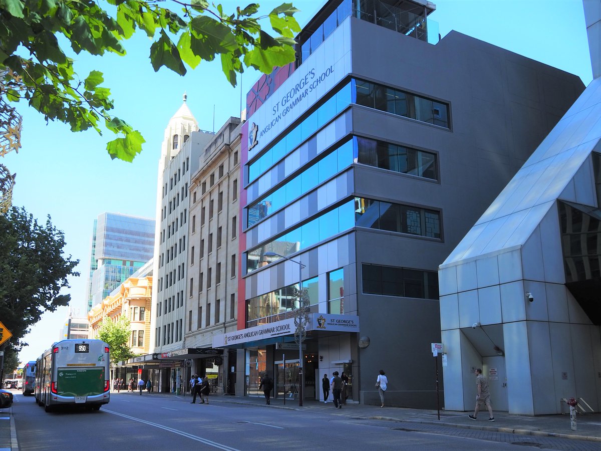 EarthScienceWA's tweet image. We headed into the centre of Perth today to visit the students at St George's Anglican Grammar School. The Year 8 students tested their geology skills, using hand lenses to assist with rock classification.  #WASP thanks to @WoodsideEnergy.