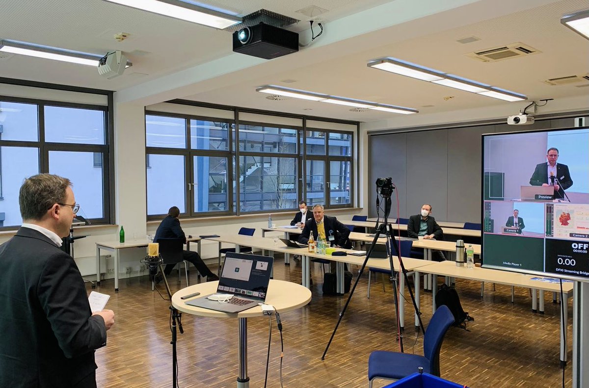DFKI's tweet photo. Jetzt live, in Farbe und bunt 📺: Prof. @ingo_timm und sei Team präsentieren #AScore - Das Simulations-Cockpit für lokales #Pandemie- und #Krisenmanagement in Zeiten von #COVID19.
https://t.co/f9bh9Tv0GN https://t.co/sOUe5nJNyP