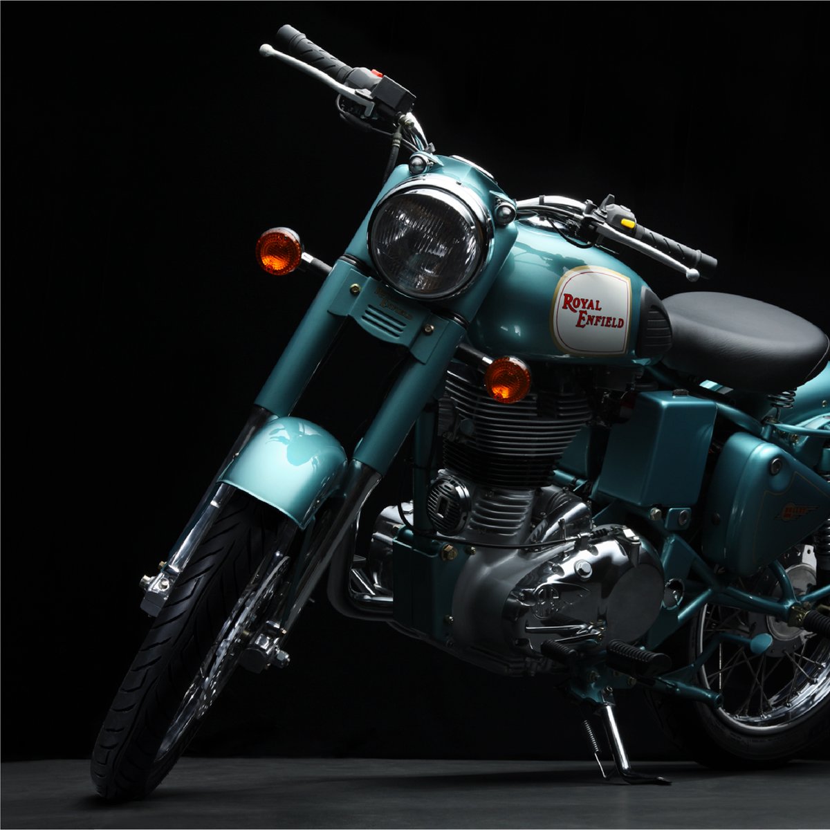 royalenfield's tweet photo. Featuring a modernised engine, technical improvements such as the 280mm front disc brake and an extensive redesign including the distinctive teal-green shade, the Classic truly lived up to its lofty name.

#120Helmets #120YearsOfRoyalEnfield #HistoryOnHelmets #LimitedEdition https://t.co/vJiZWyPM4U