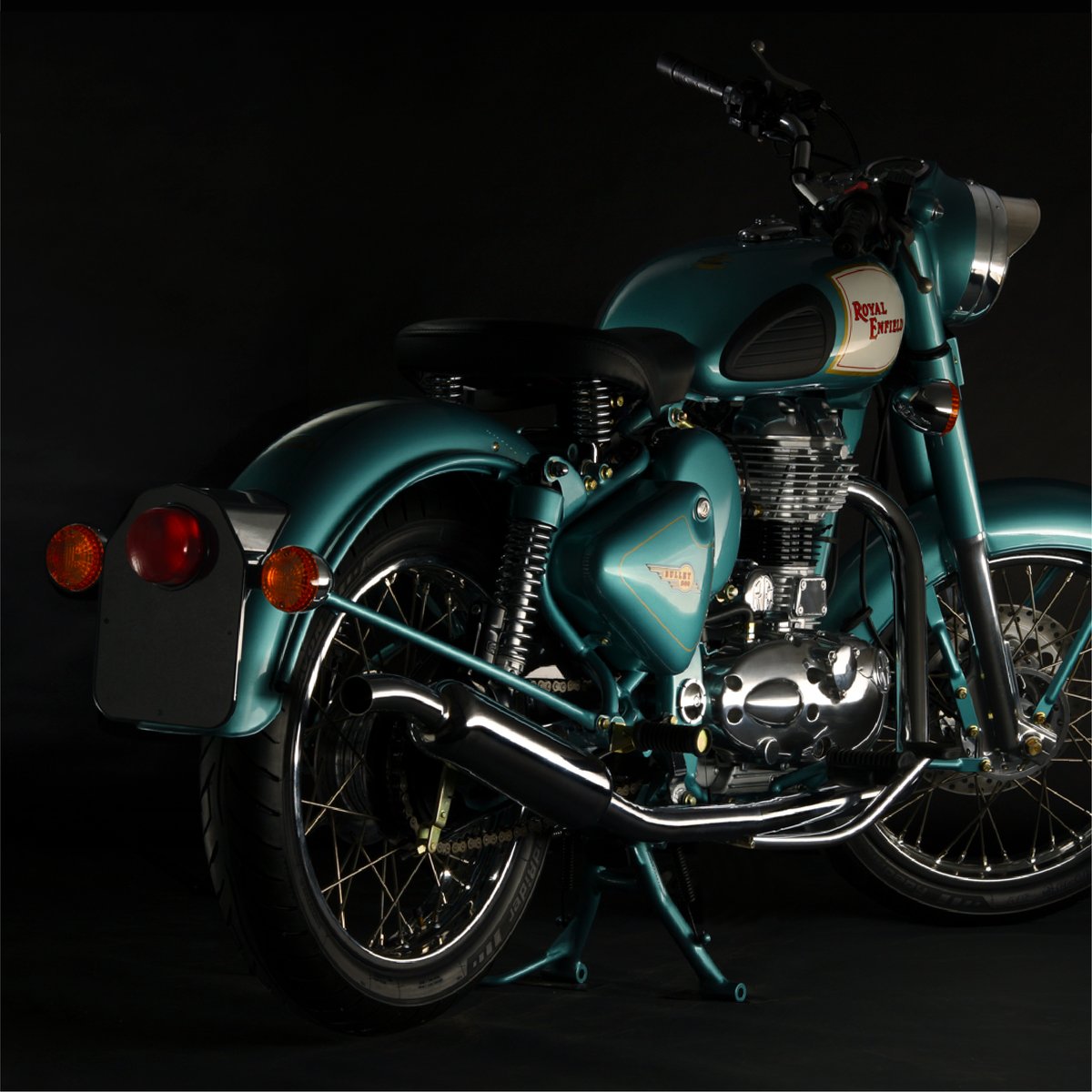 royalenfield's tweet photo. Featuring a modernised engine, technical improvements such as the 280mm front disc brake and an extensive redesign including the distinctive teal-green shade, the Classic truly lived up to its lofty name.

#120Helmets #120YearsOfRoyalEnfield #HistoryOnHelmets #LimitedEdition https://t.co/vJiZWyPM4U
