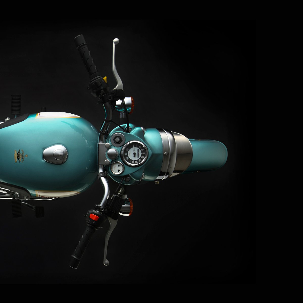 royalenfield's tweet photo. Featuring a modernised engine, technical improvements such as the 280mm front disc brake and an extensive redesign including the distinctive teal-green shade, the Classic truly lived up to its lofty name.

#120Helmets #120YearsOfRoyalEnfield #HistoryOnHelmets #LimitedEdition https://t.co/vJiZWyPM4U