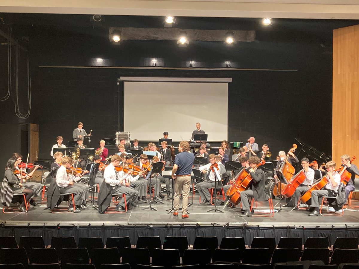 LOSMusic1's tweet photo. In preparation for the Senior Symphonic Concert, our Senior Orchestra were lucky enough to work with conductor #JonathanBerman and some fantastic professional musicians at the school's annual Orchestral Workshop.🎻 @LoganArtsMgmt https://t.co/2naT2bYRUf