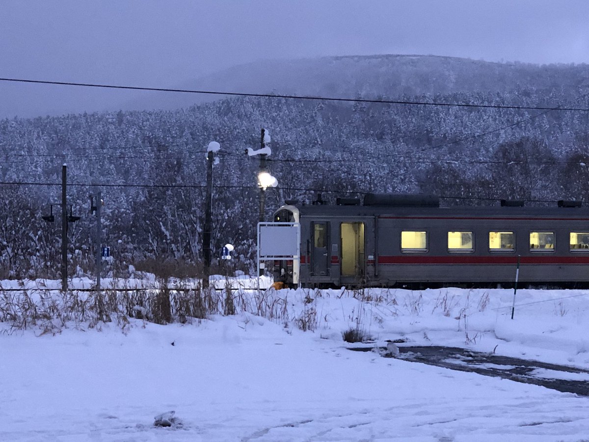 IKERE_OTOINEPPU's tweet photo. 電車×雪って良いですね...！ https://t.co/pUgMt7X3iT