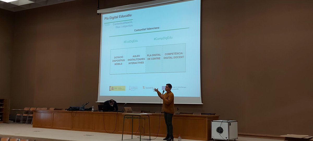 paufolchsax's tweet photo. Continuem amb les presentacions del Pla Digital Educatiu de la zona del #CefireCastelló. Hui participen els centres de Secundària, EOI, FPA i centres concertats.
#CompDigEdu #EcoDigEdu #NextGenerationEU @GVA_Cefire @GVAeducacio @GVADgtic @GVAit3du #CvTIC https://t.co/r0JFwSmqE9