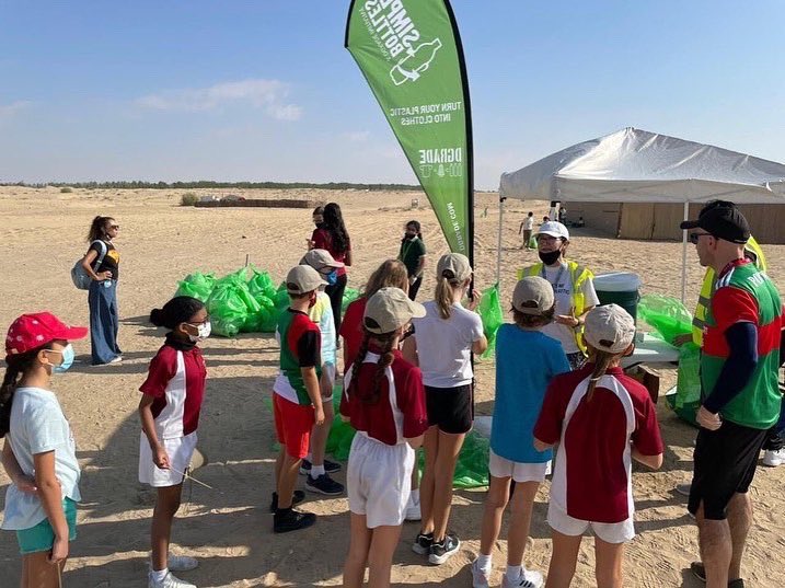 Team Eco helping @simplybottles keep our beautiful desert clean. Top job on giving back to our community on National Day 🤙
#VHPS #wearevhps #vhpsthelittlethings #smallschoolbigheart
