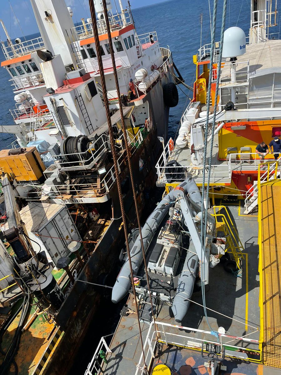 A great photo opportunity mid resupply for our team on MNG Grenville in the Indian Ocean 🌊

Provisioning vessels at sea is always a complex affair, especially when you're so many miles away from land!