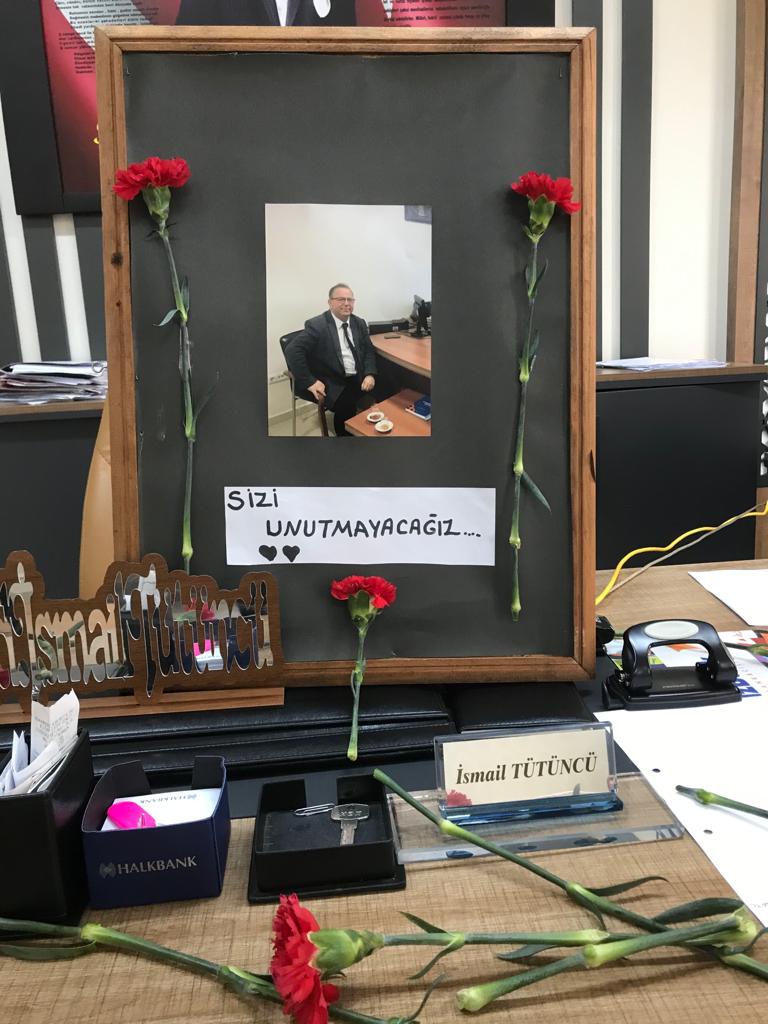 ilkadimozeleuo's tweet photo. Okulumuzda büyük emekleri olan;naif ve anlayışlı tavrı ile gönüllerde taht kuran; huzuru ön planda tutan yöneticilik anlayışı ile her daim takdir gören müdürümüzün yokluğunu kalbimizin en derininde hissederek; ondan öğrendiklerimizle bıraktığı emanetlere sahip çıkacağız https://t.co/EInswtIIDj