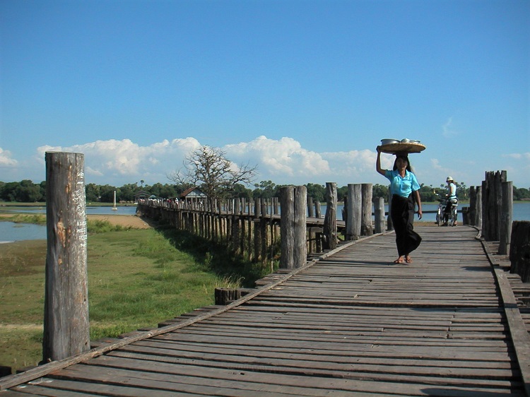 happynomad's tweet photo. Woman at U-Bein Bridge over the Taung Tha Man Lake in Amarapura, Mandalay, Myanmar: https://t.co/o6ZfW5AhsG https://t.co/ckYxZrmUTQ