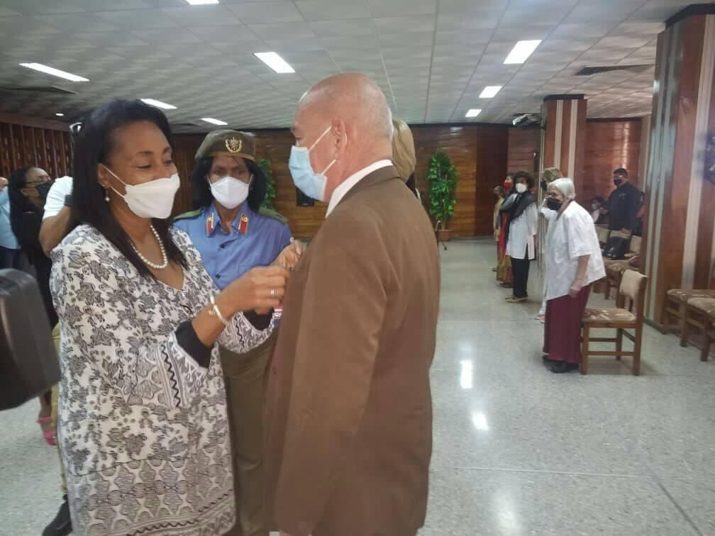 Congratulations to Cuba’s education, science and sports workers union and its 500,000 members on the 60th anniversary of its founding. Pictured below General Secretary Niurka Gonazalez at an awards event to mark the occasion <a href="/CubaSNTECD/">SNTECD Cuba</a> @CubaCentral