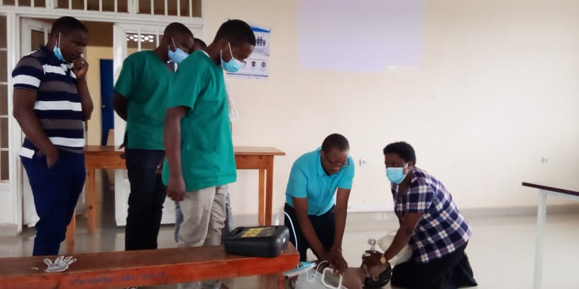 Murikigitondo abakozi ba Hopital ya Gitwe babyutse bita uburyo wakorera ubutabazi bwibanze umuntu CPR <a href="/RuhangoDistrict/">Ruhango District</a> <a href="/valencesh/">Valens Habarurema</a> <a href="/RBCRwanda/">Rwanda Biomedical Centre</a> 

Aha bari bari gukurikira amasomo