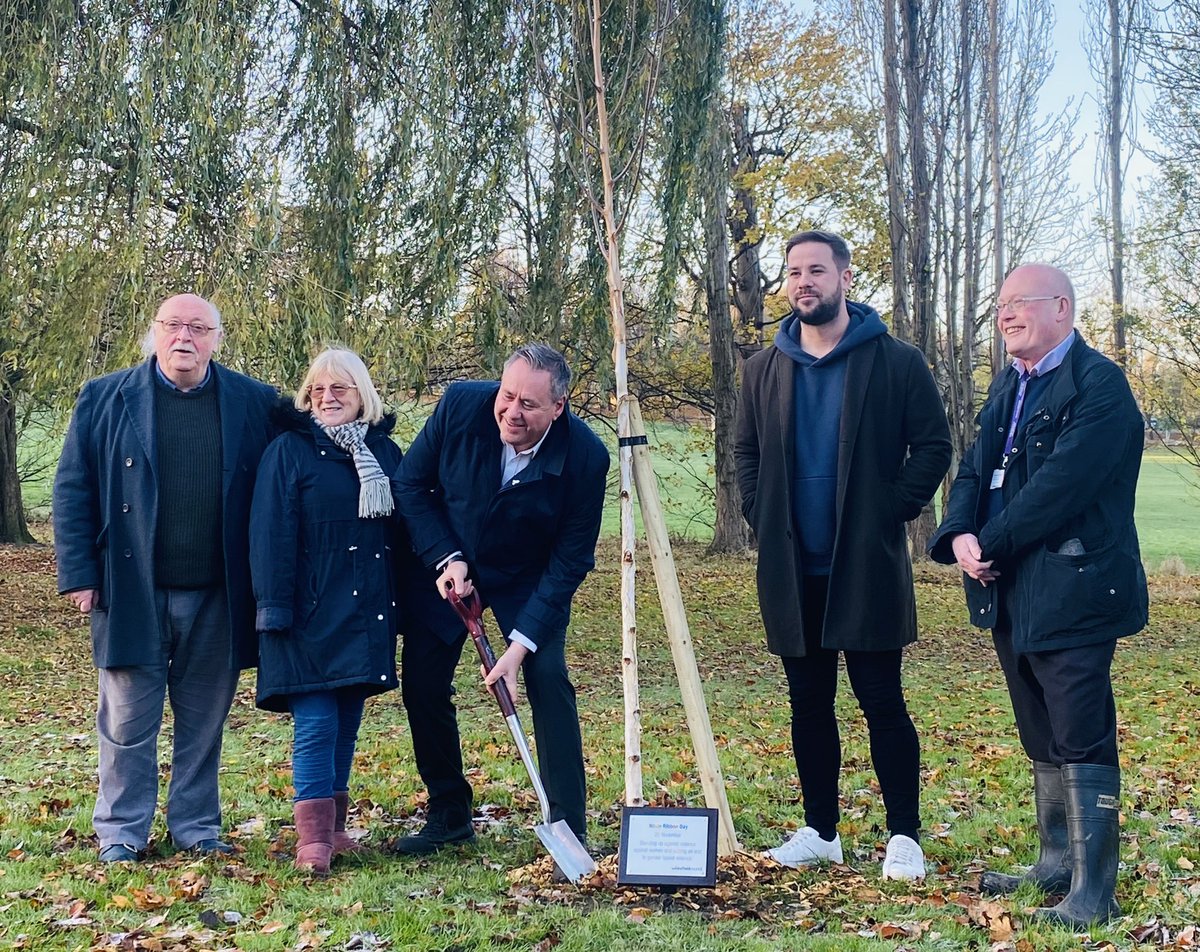 Michael07gr's tweet photo. Today is #WhiteRibbonDay and the start of 16 days of action to end violence towards women and girls 🤍

This morning we planted a Himalayan Birch tree in Thornes Park #Wakefield to mark the day and help raise awareness. The white bark of the tree symbolises the White Ribbon. https://t.co/j2Ny9wjhPE