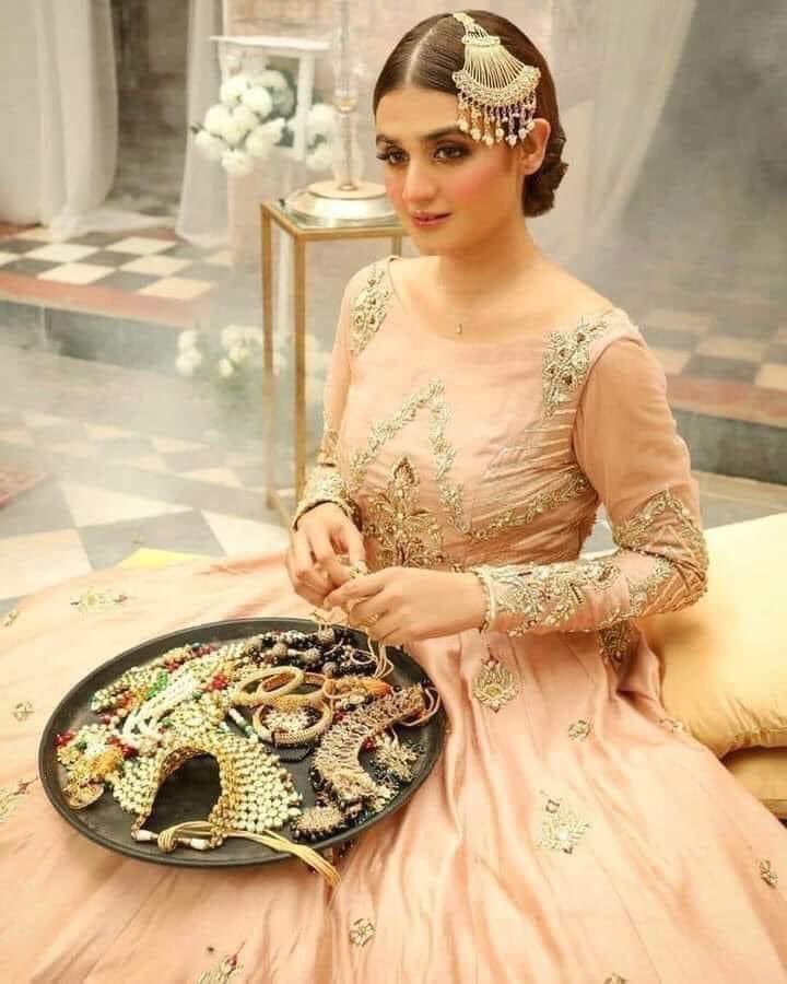 Qari_Sahib_'s tweet photo. جیسے یہ بیٹھ کر جیولری سلیکٹ کر رہی ہے ناں😍
ہمارے گھر کی عورتیں بالکل ایسے ہی بیٹھ کر دال صاف کرتی ہیں 😔🙈 https://t.co/YCJLKQd6mW