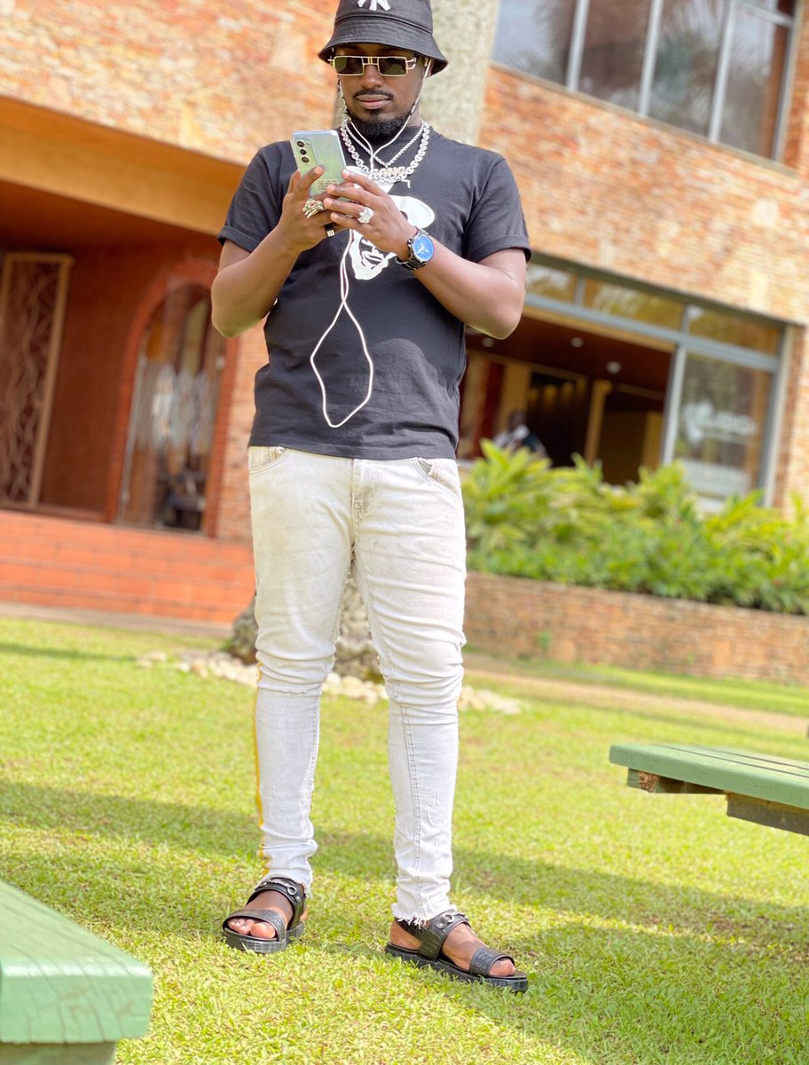 YkeeBenda's tweet photo. Because I downloaded the #CenteMobileApp , i now find it so easy , quick and comfortable to my transactions anywhere without lining up in banks.
Remember if you transact 5 or more times a week, you Win 100K so u can win with alot of ease by downloading the App. #5ForFiveJackPot https://t.co/lW6E1Z9OUd