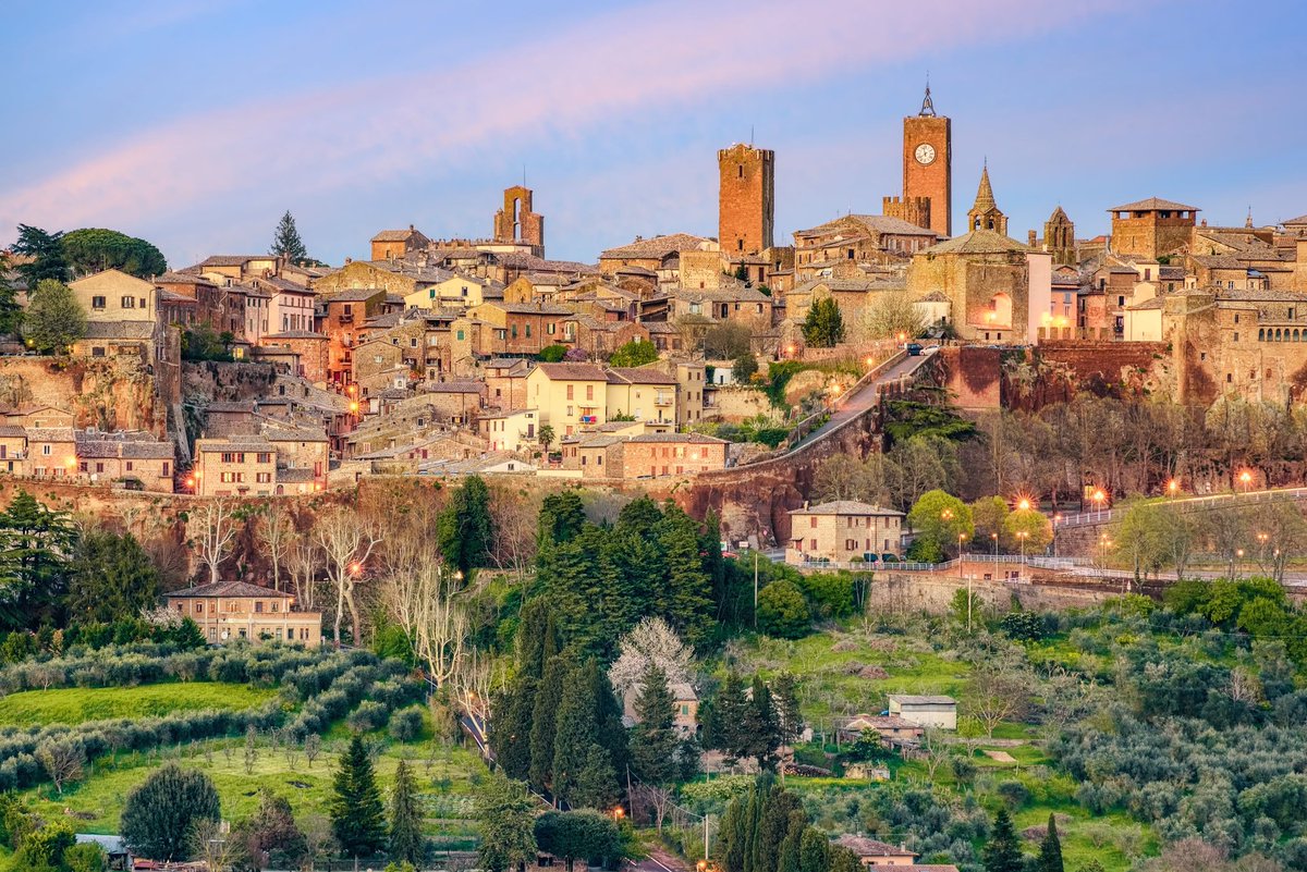 【 の風景】 イタリア中央部、世界一とも言われる美しい天空都市。2000年以上の歴史を持つ古い都市でもあり、趣のある街並みを楽しむことができる。