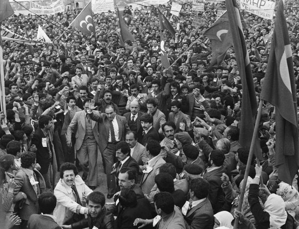 "Yürü!" desen dağlar yürürdü,
"Dur!" desen kalpler dururdu. 
Ruhu şad, mekânın cennet olsun.