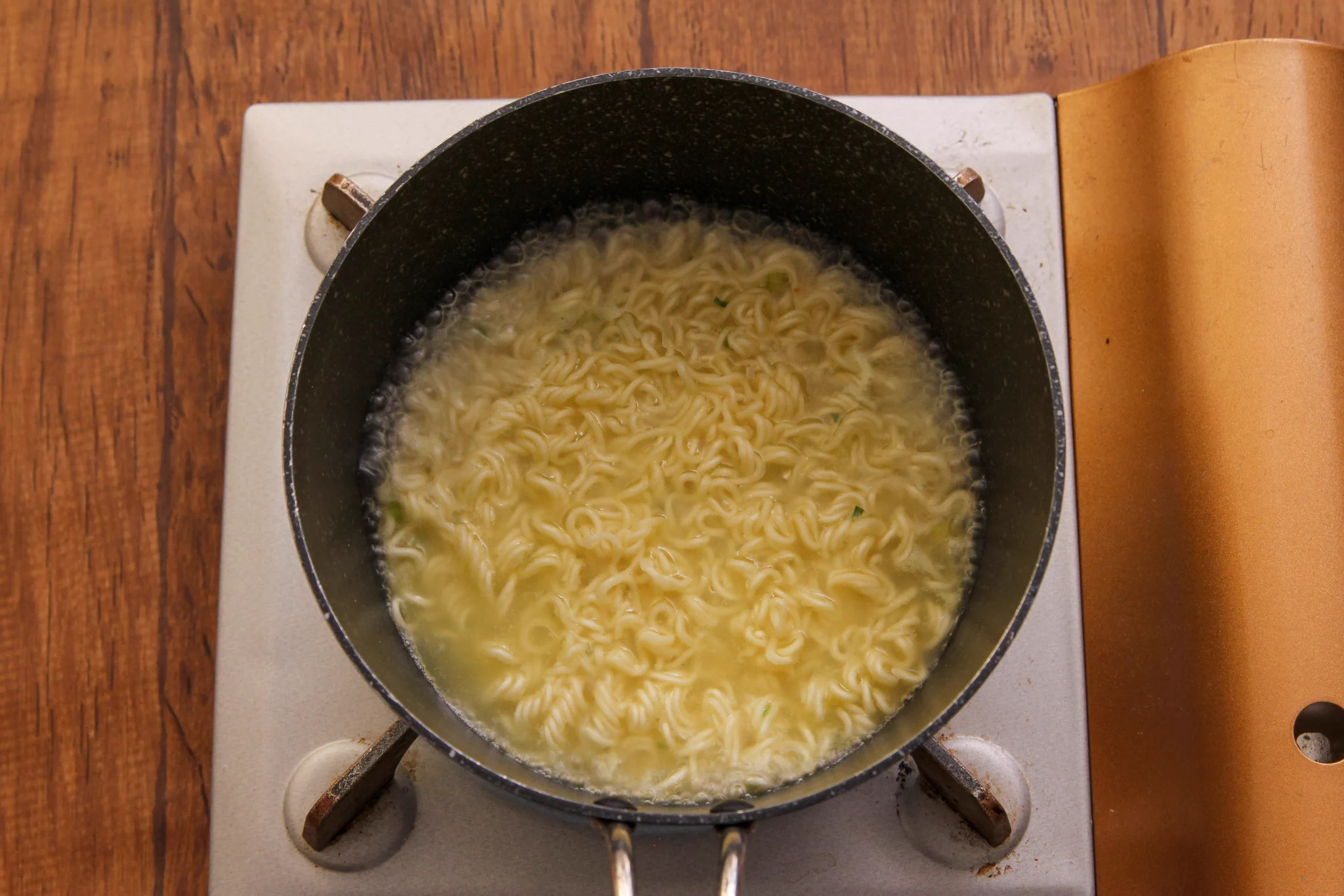 サッポロ一番塩らーめんをピザ用チーズでアレンジ！簡単美味しいので食べてみて！