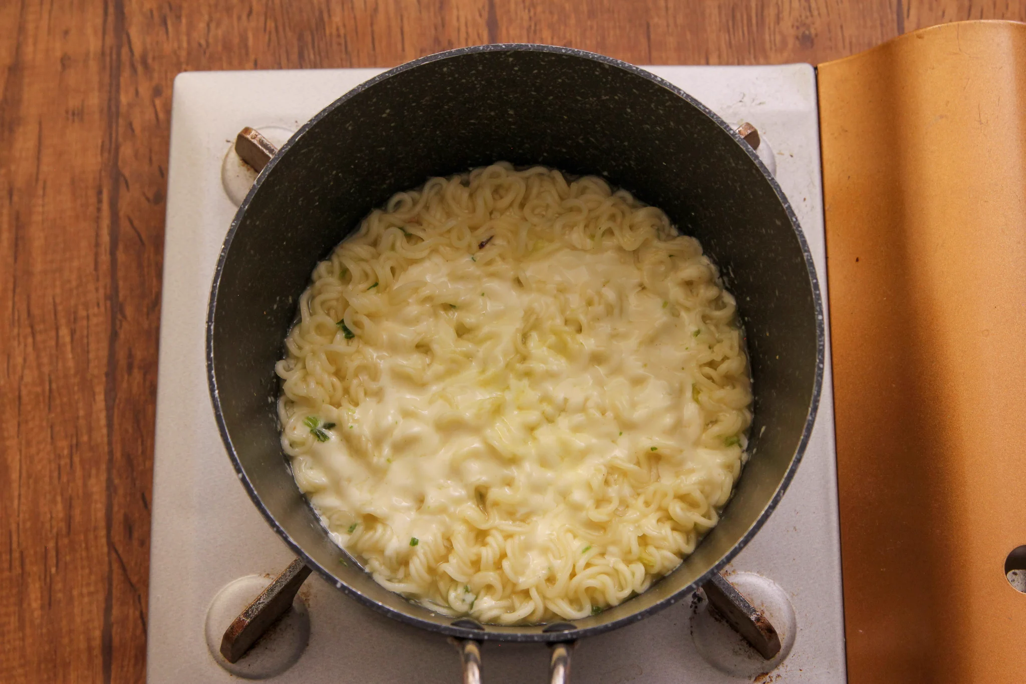 サッポロ一番塩らーめんをピザ用チーズでアレンジ！簡単美味しいので食べてみて！