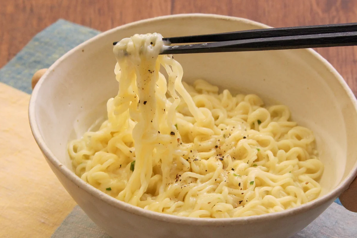サッポロ一番塩らーめんをピザ用チーズでアレンジ！簡単美味しいので食べてみて！