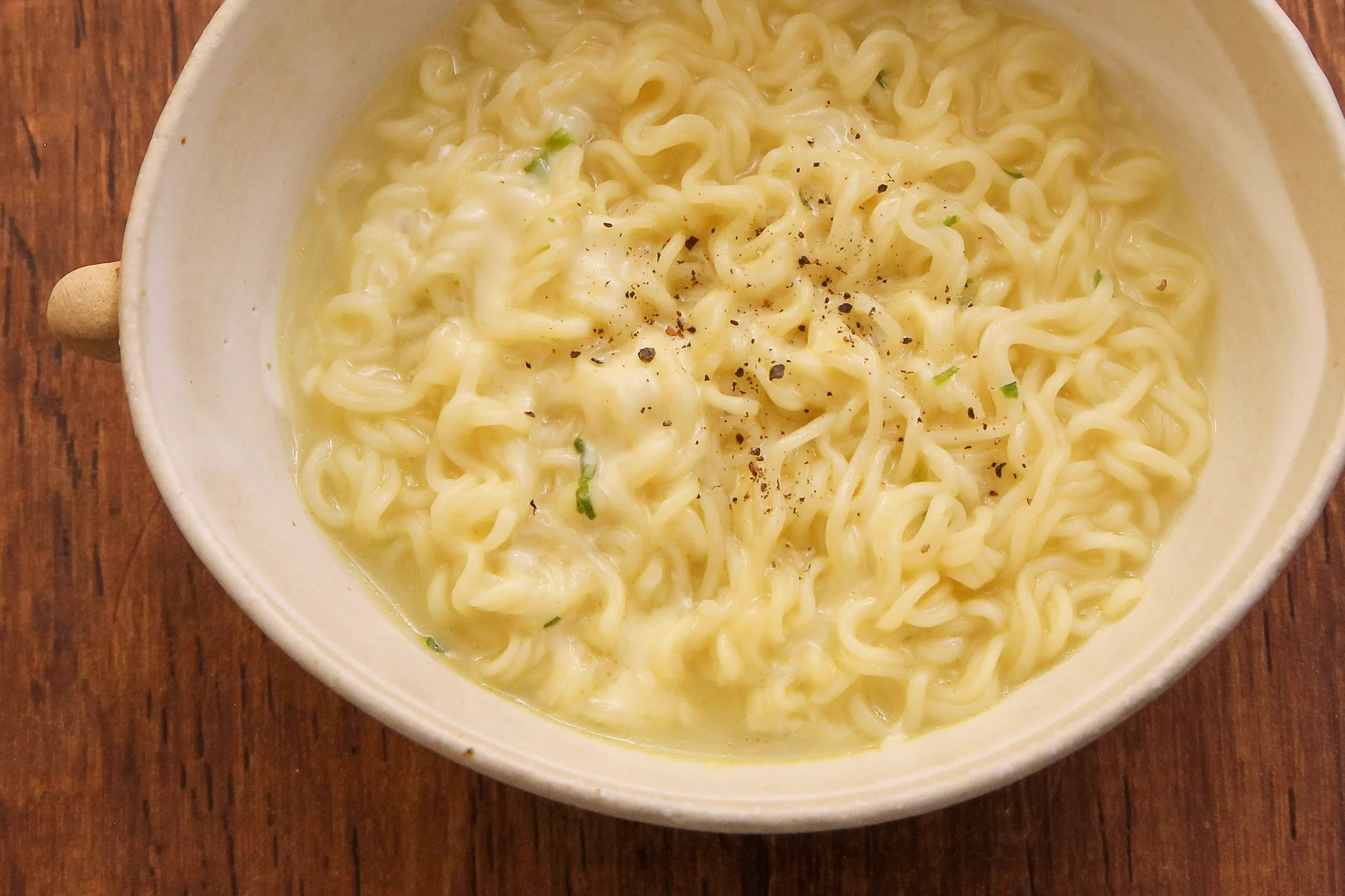 サッポロ一番塩らーめんをピザ用チーズでアレンジ！簡単美味しいので食べてみて！