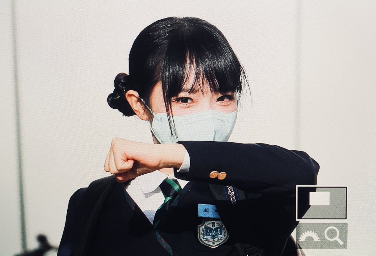 cynfiles's tweet photo. on her way to film an episode for JTBC's 'Knowing Bros' https://t.co/9NhZyhFpdo