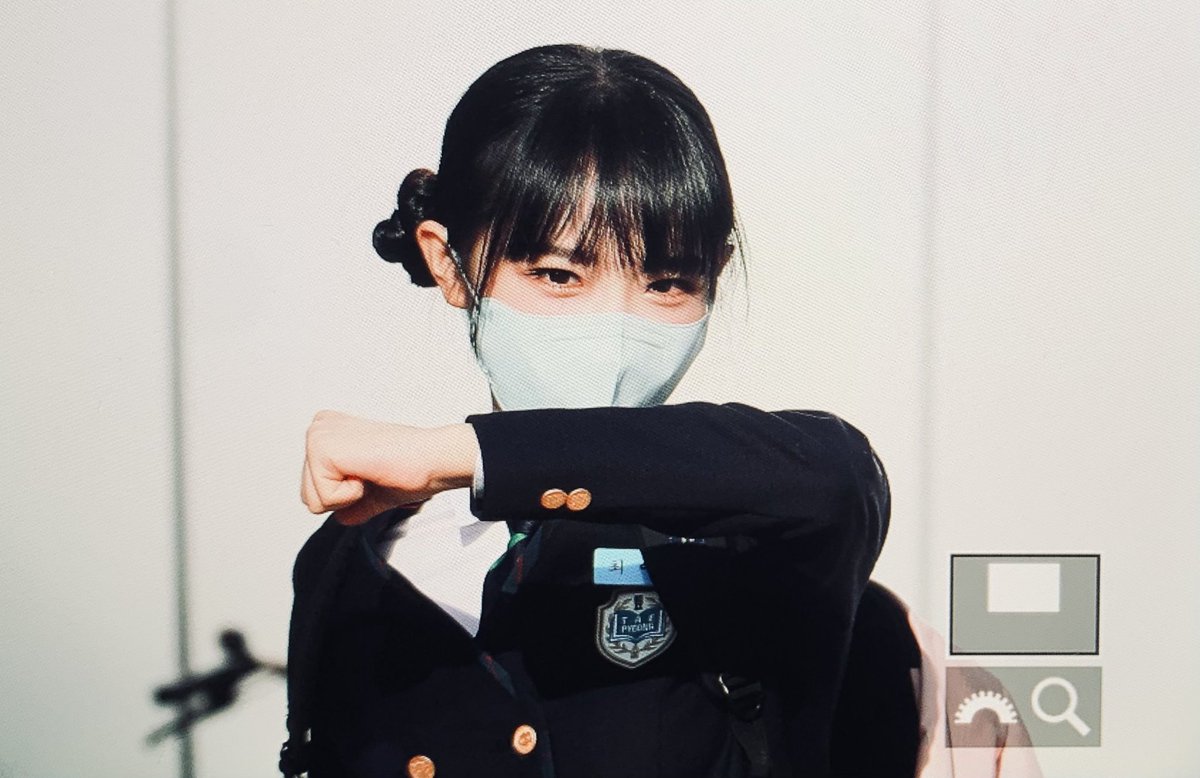cynfiles's tweet photo. on her way to film an episode for JTBC's 'Knowing Bros' https://t.co/9NhZyhFpdo