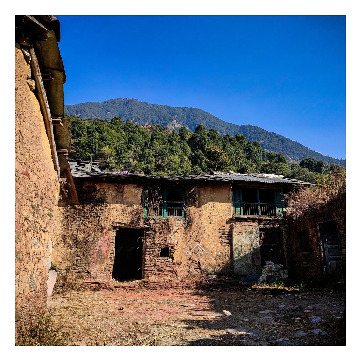 SWARIT4895's tweet photo. कुछ मकान पहले घर हुआ करते थे...

#rurallife #mudhouse #himachaltourism #himachali #village #India #khaniara #dharamshala #culture #architecture #slateroof #peacelife https://t.co/0QkFXEddNc