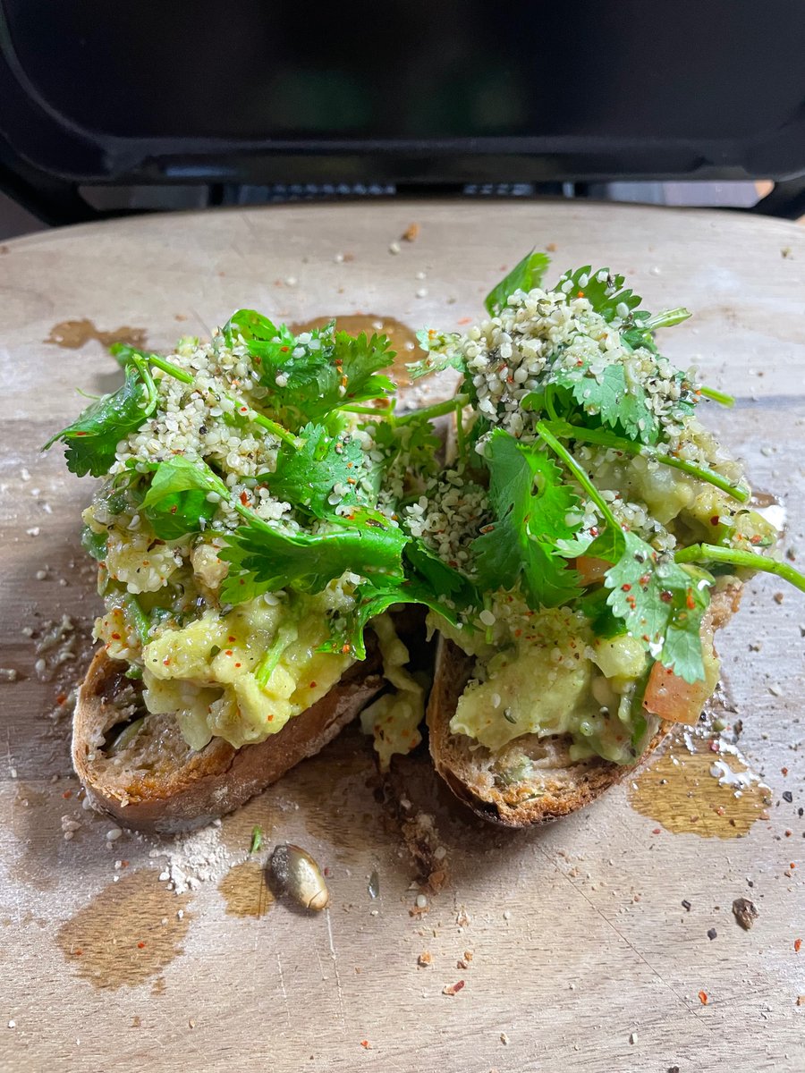 ox_athletes's tweet photo. 今日のランチはワカモレトースト！
パンは手作り🥳
https://t.co/2tSCF4Dhxb
#vegan #avocado #guacamole #ヴィーガン　#アボカドトースト https://t.co/cy6fufAld0