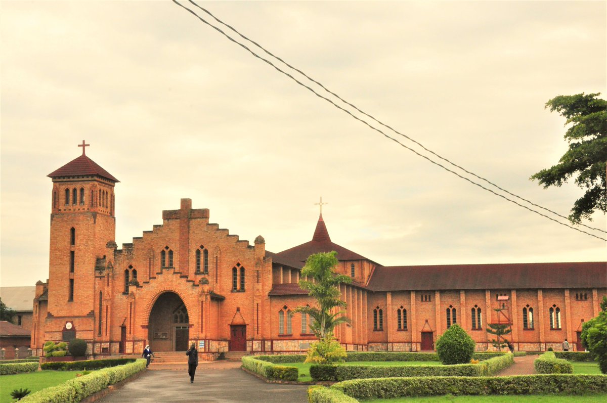 ChristopheUwiz's tweet photo. Ngiyi #Catedral ya #Diyoseze ya Butare, yatangijwe mu 1961 ari Diyoseze ya #Astrida, mu 1963 ikitwa iya #Butare. Aha iri niho hizihirijwe  Yubile y'imyaka 50 Kiliziya Gatorika igeze mu #Rwanda kuva 1900.Iyi nyubako yamaze igihe ari nini muri Afurika no mu Rwanda. @HuyeDistrict https://t.co/2t0OPi6Peq