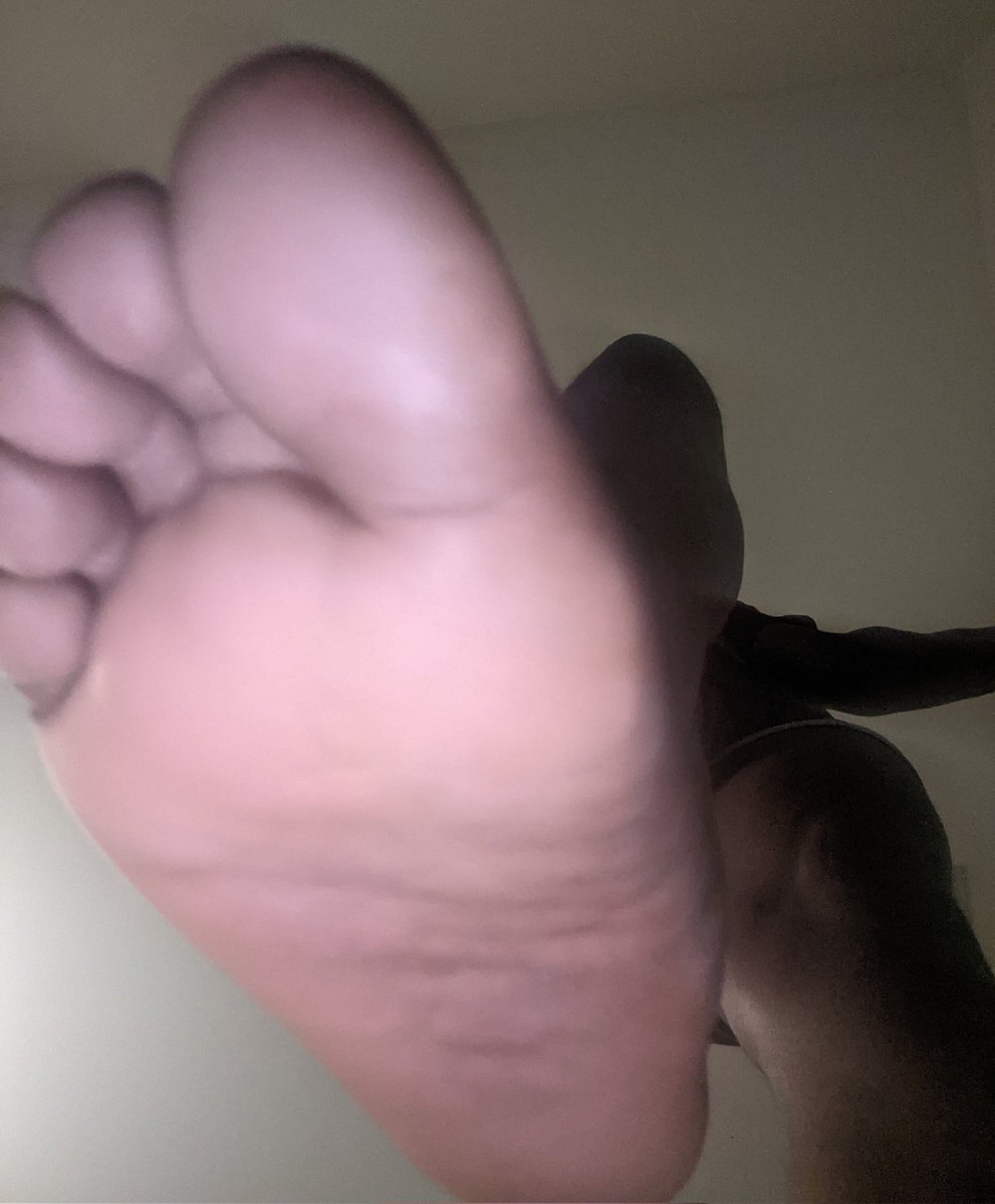 FlexxxMaleFeet's tweet photo. Tribute me, make me bigger I'll let you smell my feet. $ App me today.😀 https://t.co/mOsY1s0XJu