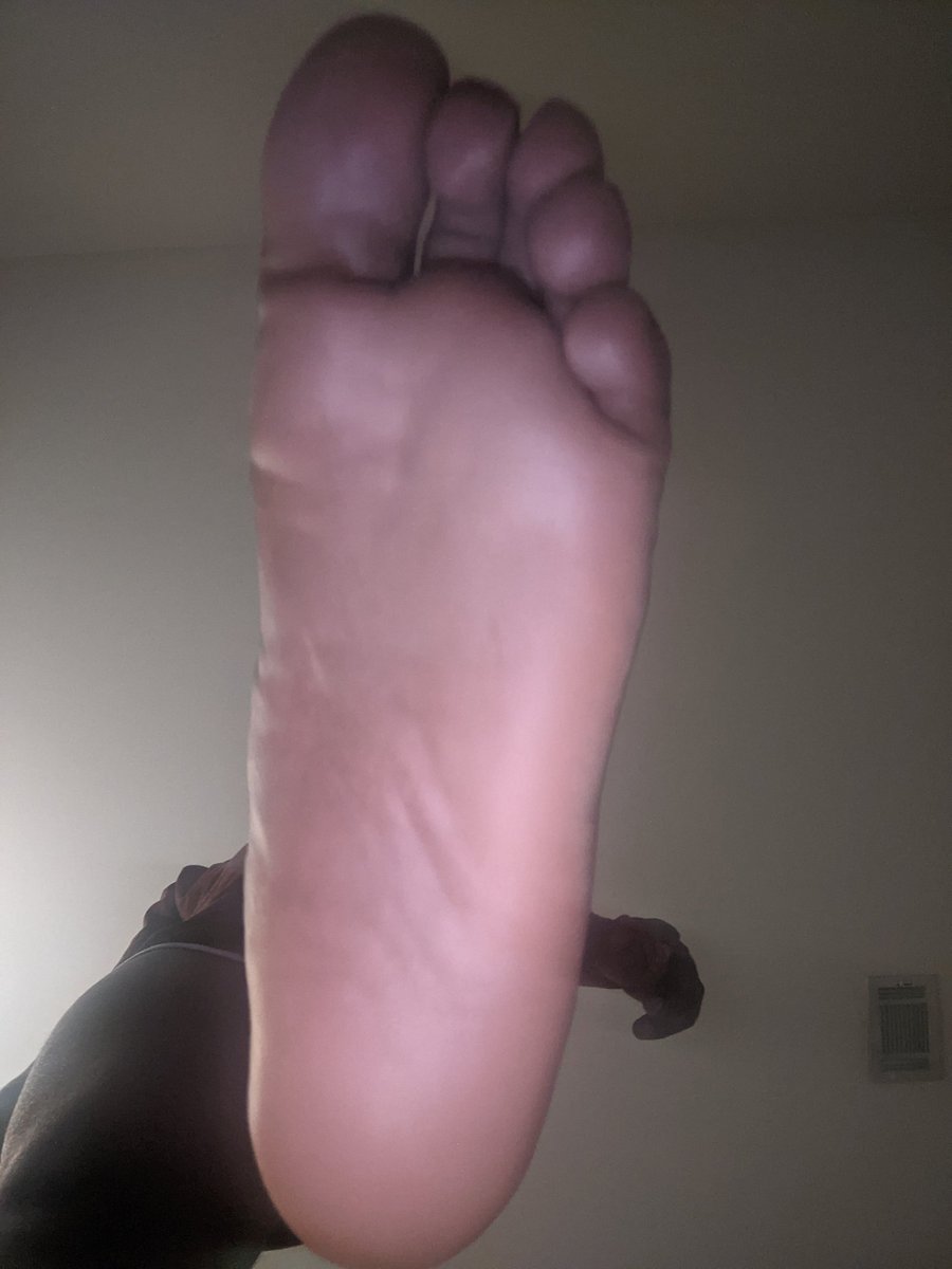 FlexxxMaleFeet's tweet photo. Tribute me, make me bigger I'll let you smell my feet. $ App me today.😀 https://t.co/mOsY1s0XJu