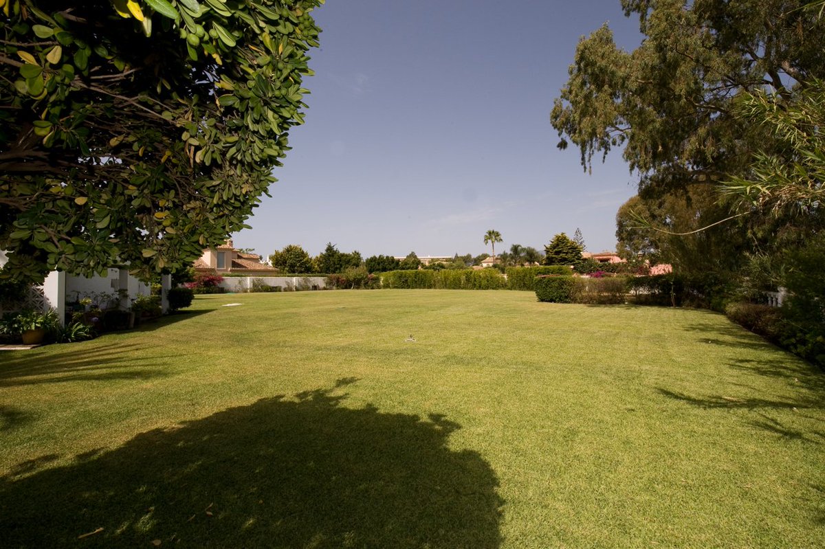 MarbellaPlatin1's tweet photo. Beachside villa with huge flat plot in Casasola - High investment potential! - €3,200,000

More info? Follow https://t.co/fbxVmEyUON or DM us!

#realestate #investment #beachplot #marbella #Estepona #Spain #MarbellaPlatinum #luxuryrealestate #forsale #beachproperty https://t.co/he1t0o0ozi