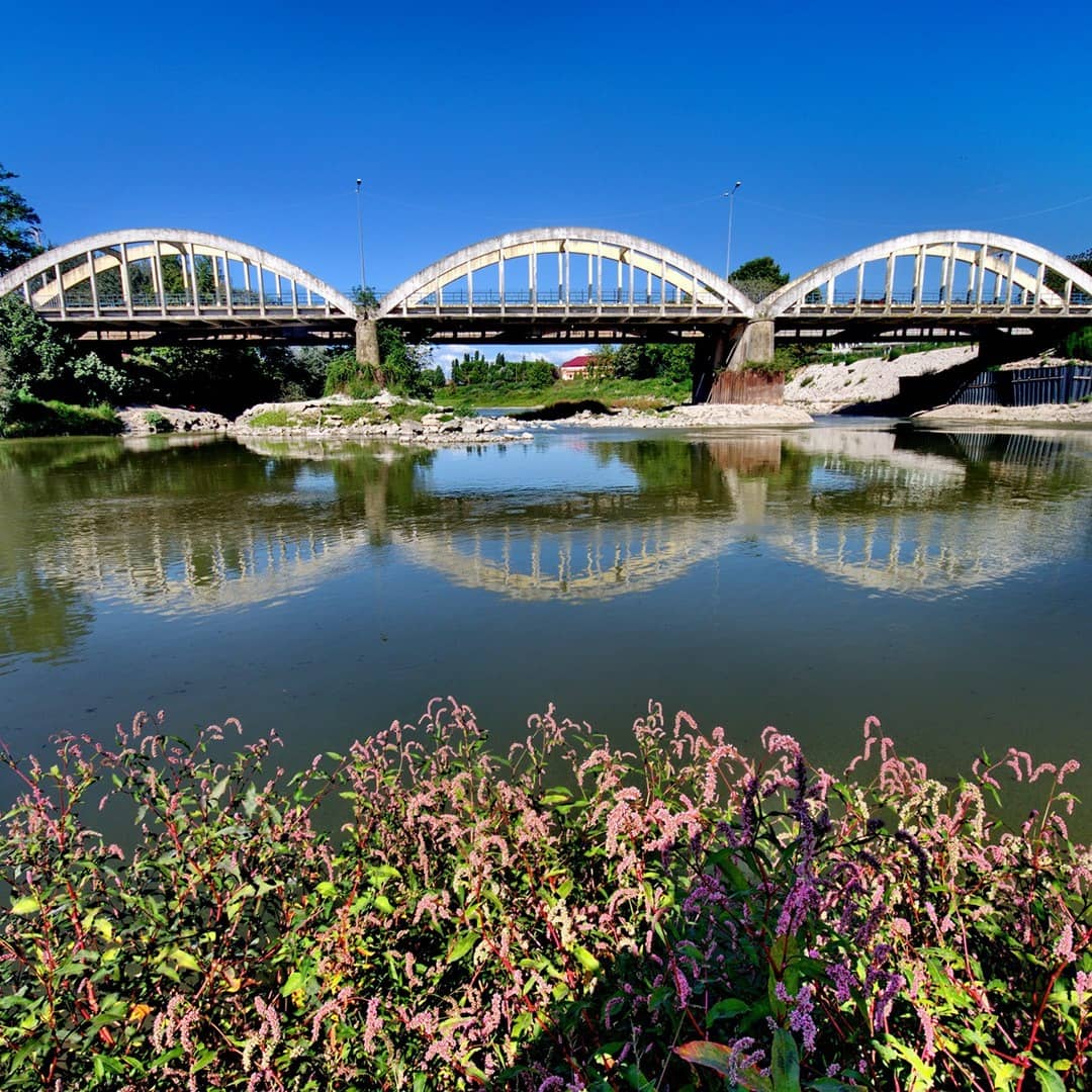 sakaryamaps's tweet photo. Sakarya nehri üzerinde bulunan Sakarya köprüsü 1937'de, 108.60 metre uzunluğunda, 4.80 metre genişliğinde 93.000 lira harcanarak tamamlanmıştır. Şehrin simgeleri arasında yer almaktadır. https://t.co/EBlJ7jw3q9