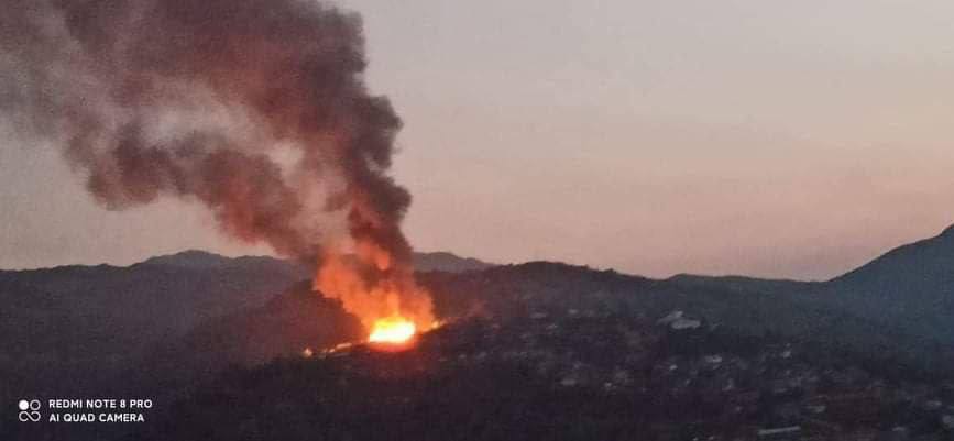 Bay_Lay_88's tweet photo. Evil SAC terrorists have set ablaze to the properties of civilians in Thantlang Tsp again since 4pm yesterday &amp; total of 200 houses were also lost due to their arson attacks in September. #HelpMyanmarIDPs #Nov25Coup    #WhatsHappeningInMyanmar https://t.co/GU3d2VCAPW