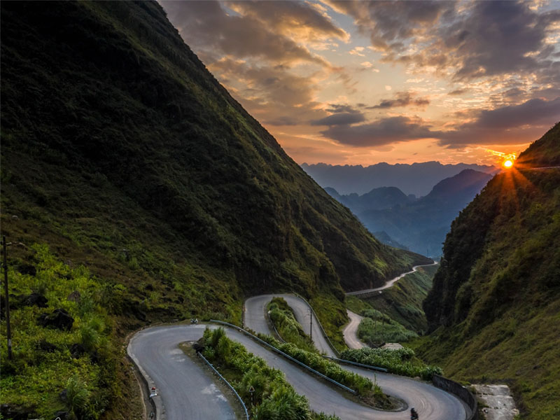 on_vietnam's tweet image. Ma Pi Leng Pass is one of the four great mountain peaks of the North of Vietnam. Coming to this place, the Ma Pi Leng Pass will have a stop for you to admire the breathtaking scenery beneath.
source: Tien Nguyen + internet

#mapilengpass #vietnam #travel #asia #myvietnam #nature