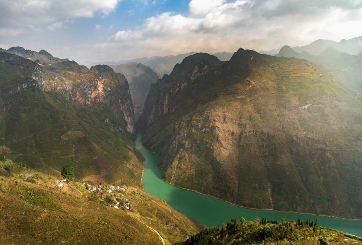 on_vietnam's tweet image. Ma Pi Leng Pass is one of the four great mountain peaks of the North of Vietnam. Coming to this place, the Ma Pi Leng Pass will have a stop for you to admire the breathtaking scenery beneath.
source: Tien Nguyen + internet

#mapilengpass #vietnam #travel #asia #myvietnam #nature