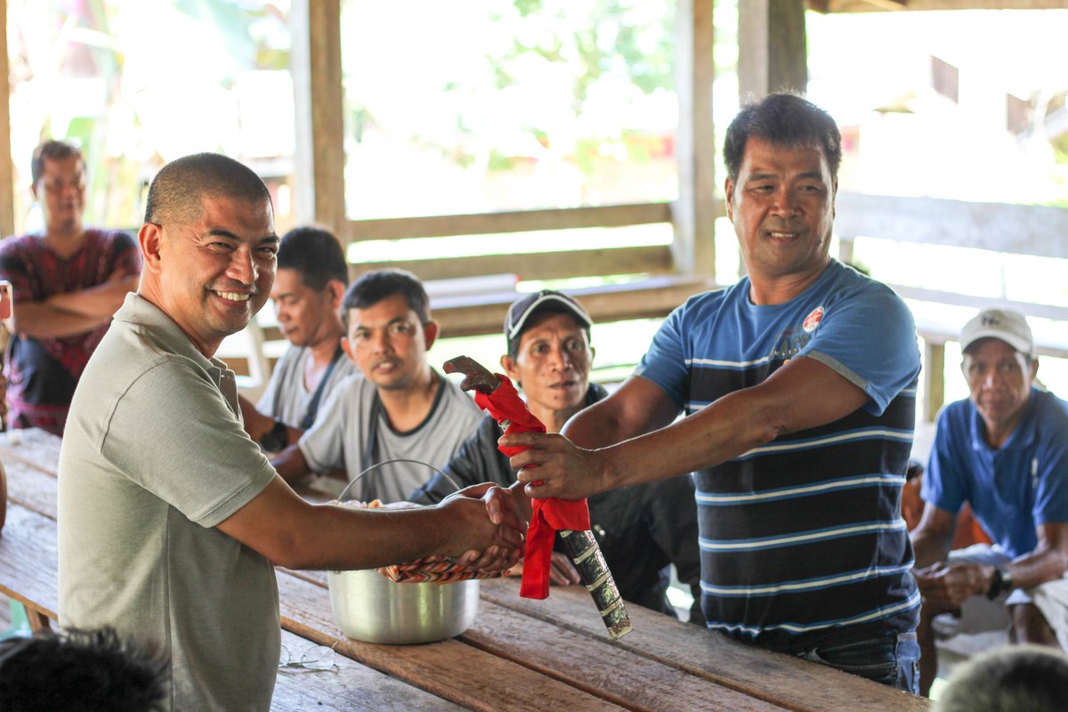 KuyaAyi's tweet photo. Exchanging tokens as a symbol of gratitude, respect and connections with the IP community in Eureka, Gingoog city. #AyiRaGyud #LahiRaGyud #VGsiAyi #OneMisOrOneCDO https://t.co/EWhU8Dsqom