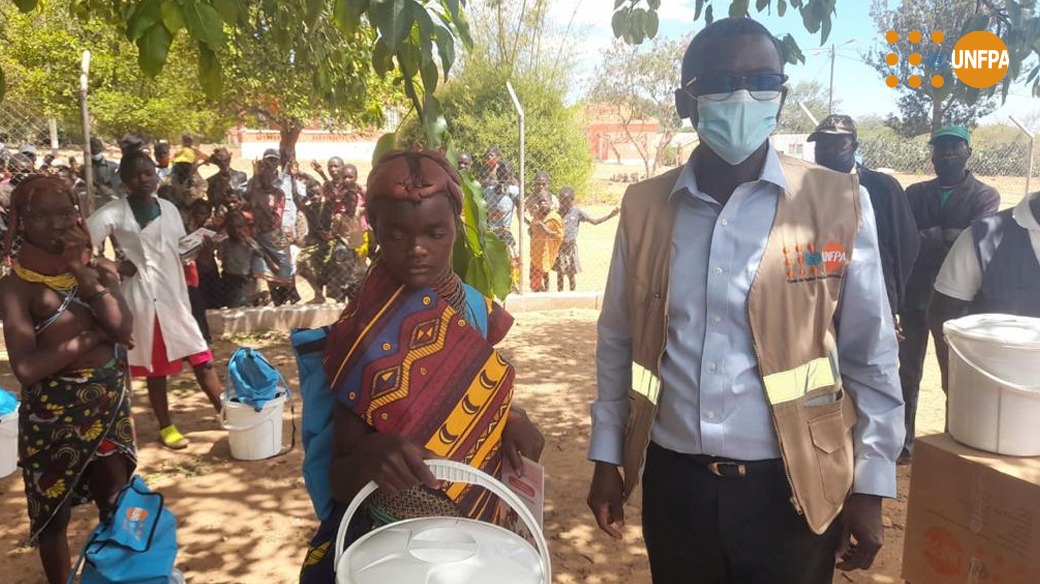 UNFPAAngola's tweet photo. Dr. Mady Biaye, Representante Residente do UNFPA em Angola,na Huíla. Durante a distribuição de 700 kits de dignidade na Chibia, Dr. Mady, entregou 48 kits de dignidade a um grupo de adolescentes, com os quais conversou sobre “A gravidez na adolescência e as suas consequências." https://t.co/gLjPQYFa5A