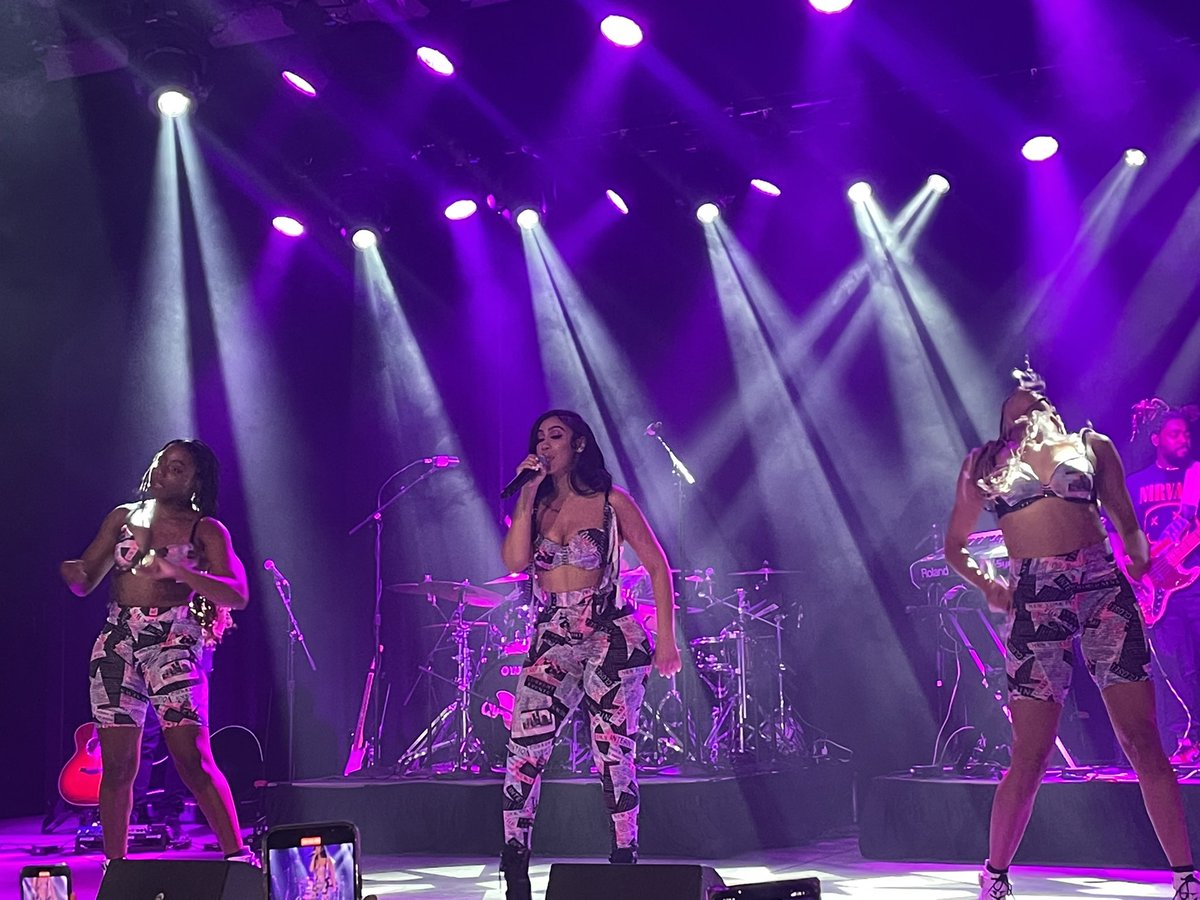 isssabel22's tweet photo. I have wanted to see @queennaija for the longest time. Driving down to Arizona was well worth it. I got to drive with my two best friends and got to see one of my favorite artists. I just want say thank you Queen and the my besties for amazing energy. ❤️🔥🤞🏽 #butterflytour https://t.co/AXwTGlgQEO