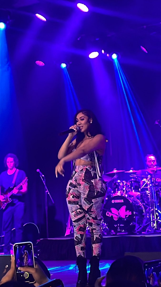 isssabel22's tweet photo. I have wanted to see @queennaija for the longest time. Driving down to Arizona was well worth it. I got to drive with my two best friends and got to see one of my favorite artists. I just want say thank you Queen and the my besties for amazing energy. ❤️🔥🤞🏽 #butterflytour https://t.co/AXwTGlgQEO
