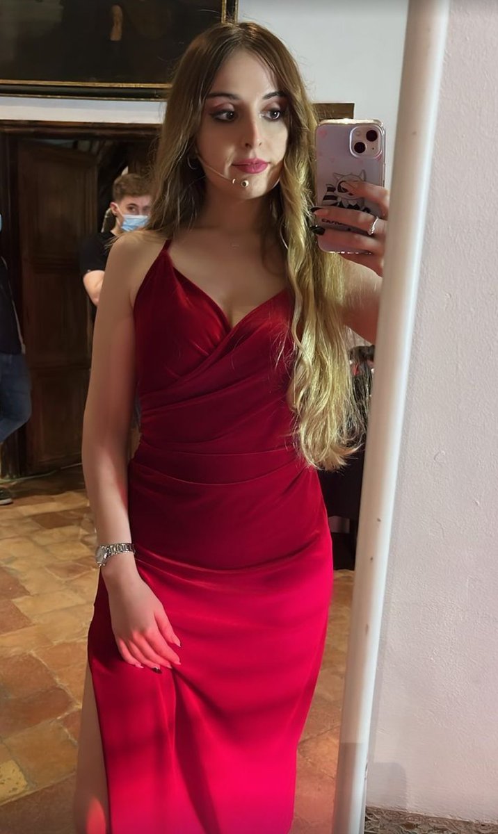 Lxi192's tweet photo. @barquichi @Mayichii Ahí explicaría muy bien xq @Mayichii está en casa de ellos. Seguramente ya cuando se mudé se vaya a Galicia o Valencia ahí veremos si lo q dicen sobre carola y ella es una simple amistad;ya q Carola en ese evento no paraba de mirarle el culo,de seguro se la follo. https://t.co/SHQGaA0CtR